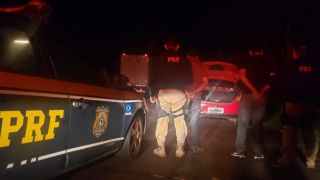 PRF prende dois uruguaios e recupera carro roubado em Eldorado do Sul