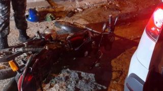 Motocicleta sem placa é apreendida na madrugada deste domingo