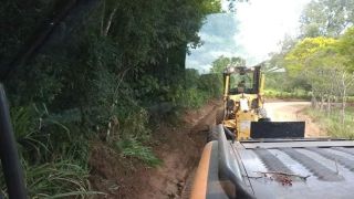 Máquinas trabalham na localidade do Tigre e trecho permanece interrompido por causa da chuva