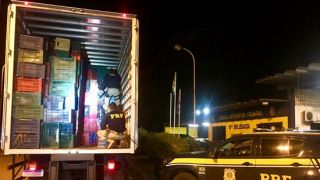 PRF apreende caminhão com mais de 1 milhão de reais em cigarro contrabandeado em Lagoa Vermelha