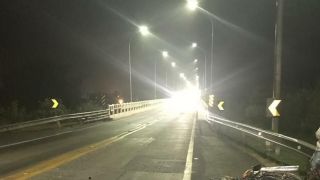 Acidente entre carro e moto deixa mulher gravemente ferida na BR-116, em Cristal