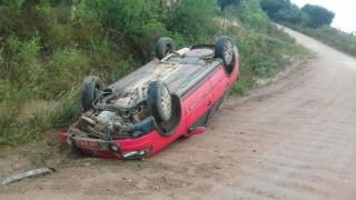 Carro capota na estrada da Coxilha na curva do Sr "Lolo" Sentido Amaral Ferrador