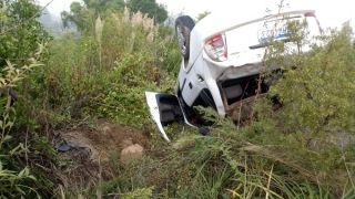 Carro capota próximo a Ponte do Sutil em Dom Feliciano
