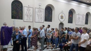 Fiéis lotam Santuário na Missa de imposição das cinzas
