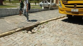 Vereadora Ana Claudia Lesnik do PSDB pede providências com relação ao calçamento em frente ao ginásio municipal de esportes.