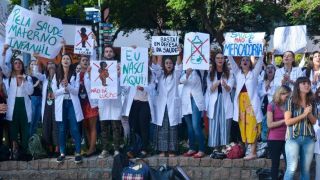 Estudantes de Medicina protestam contra possível fechamento de setor do Hospital São Lucas