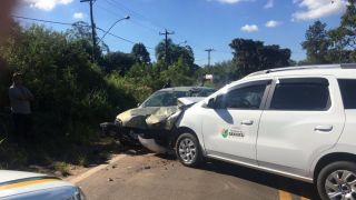 Duas pessoas ficam feridas em acidente envolvendo veículo que transportava alunos em Gravataí