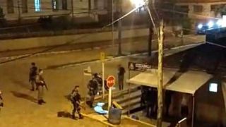 Atualizando: Brigada Militar faz abordagem de indivíduos no centro da cidade