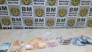 Presos em viaturas na frente do Palácio da Polícia conseguem abrir algemas e fugir 