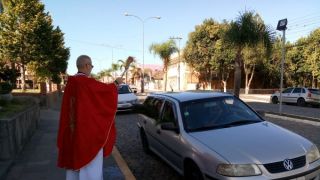 Fiéis católicos participam da carreata de 'Domingo de Ramos' em Dom Feliciano