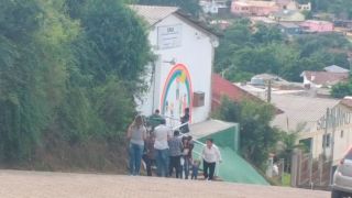 Fila em busca de orientação para receber o auxílio emergencial do Governo Federal