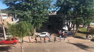 Fila para o último dia de revisão do bloco de produtor rural
