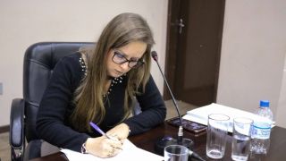 Ana Claudia pede informações sobre precatórios de professores