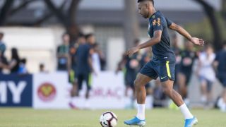 Lateral brasileiro Renan Lodi testa positivo para coronavírus