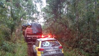 Caminhões carregados de fumo são recuperados e homem é preso pela PM
