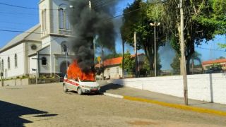 Vídeo: Carro pega fogo e fica totalmente destruído no centro de Dom Feliciano