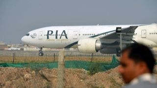 Avião cai em área residencial do Paquistão