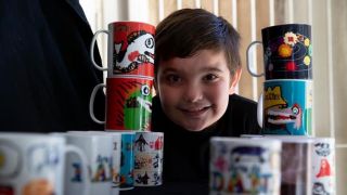 Menino com autismo pinta canecas e ajuda na renda da família em Esteio