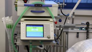 Voluntários consertam mais de mil respiradores e devolvem a hospitais