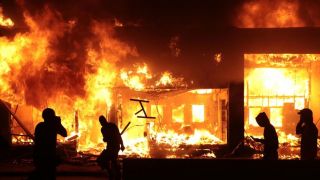 Violência divide os manifestantes no caos de Minneapolis