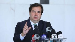 Maia aguarda proposta do governo para debater prorrogação de auxílio