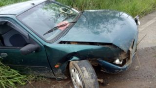 Carro se envolve em acidente com caçamba da prefeitura de Dom Feliciano