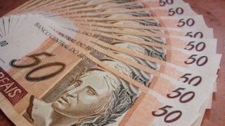 Bolsonaro sanciona lei que confirma salário-mínimo em R$ 1.045