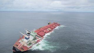 Navio Stellar Banner é afundado após 3 meses encalhado na costa do Maranhão