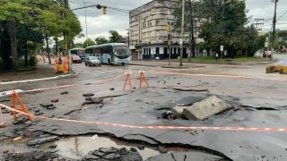 Forte chuva causa alagamentos na zona Norte de Porto Alegre