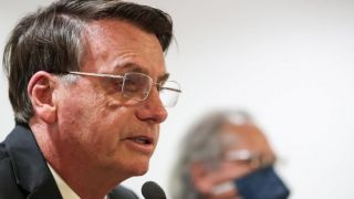 Mandetta é bom comunicador e ajudou a potencializar pavor da população, diz Bolsonaro