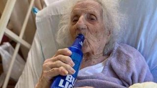 Idosa de 103 anos vence a Covid-19 e comemora tomando cerveja
