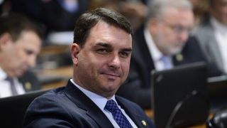 MP suspeita da origem de R$ 261 mil pagos em dinheiro a escolas e plano de saúde da família de Flávio Bolsonaro