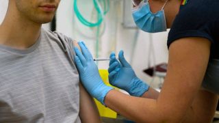 Vacina de Oxford contra Covid-19 começa a ser testada em profissionais de saúde de SP