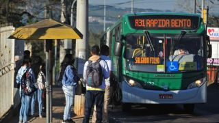 Nova restrição de ocupação em ônibus de Porto Alegre provoca reclamações por passageiros