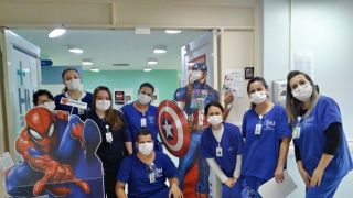 Profissionais da saúde são comparados com super-heróis em hospital de Canoas