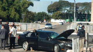 Carro do comboio presidencial se envolve em acidente na frente do Palácio do Planalto