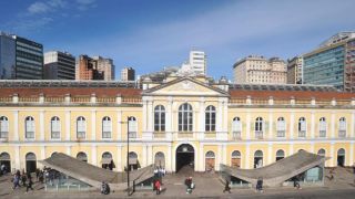 Suspensão das atividades do Mercado Público preocupa comerciantes em Porto Alegre