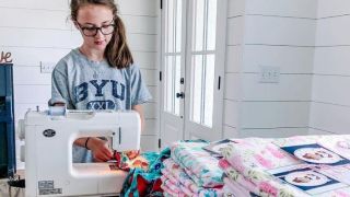 Menina de 11 anos costura 500 cobertores para crianças vulneráveis