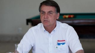 À espera de resultado, Bolsonaro está bem, mas com febre baixa