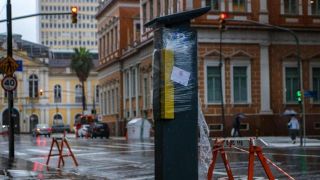 Com vagas de estacionamento bloqueadas, áreas próximas a hospitais e unidades de saúde são liberadas em Porto Alegre