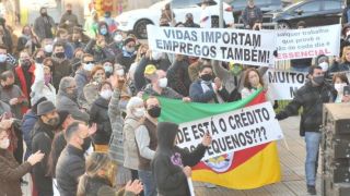 Manifestantes pedem reabertura do comércio em Porto Alegre