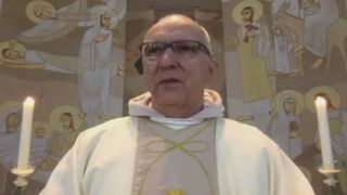 'Mandem a polícia, estamos sendo assaltados', pede padre durante transmissão de missa no RS
