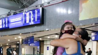 Famílias separadas pela pandemia comemoram reencontros no Aeroporto de Fortaleza