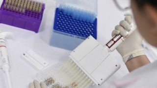 Vacina chinesa contra coronavírus que será testada no Brasil chega a São Paulo