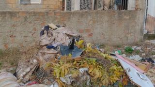 Esgoto a céu aberto causa transtornos a moradores do bairro Getúlio Vargas 