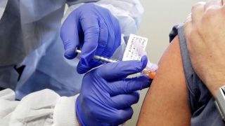 Voluntários começam a receber nesta terça 1ª dose da vacina contra Covid-19 do laboratório chinês