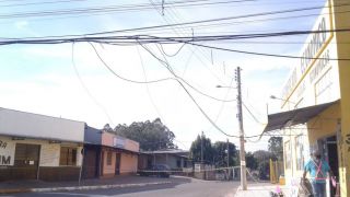 Motociclista morre após bater contra fios soltos em Portão