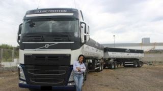 Transportadora contrata primeira mulher caminhoneira
