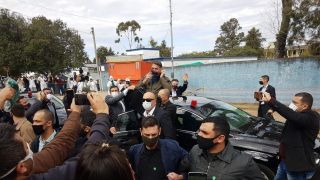 Com máscara, Bolsonaro cumprimenta apoiadores em aglomeração em Bagé