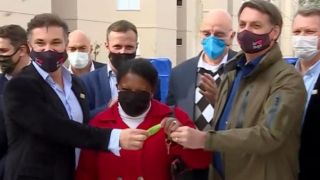 Bolsonaro participa de entrega de moradias populares em Bagé